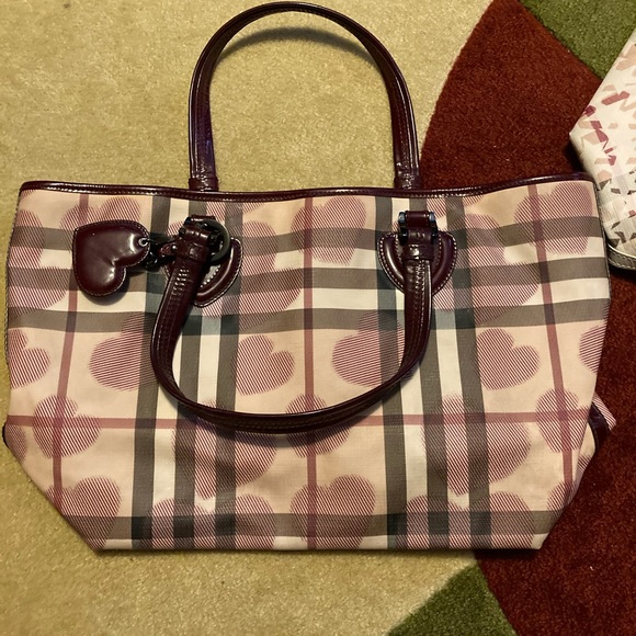 💯 Authentic red Burberry Hearts limited edition. - Picture 2 of 11